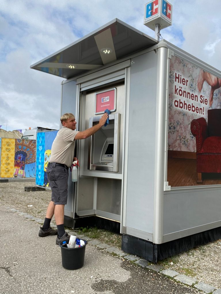 Reinigung Geldautomaten auf der Theresienwiese